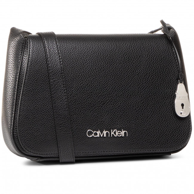 Calvin Klein ern kabelka Neat Saddle Bag sixty.cz