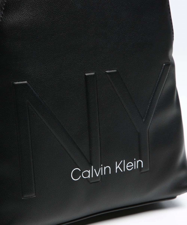 Calvin Klein dámský černý batoh NY SHAPED BACKPACK č.4