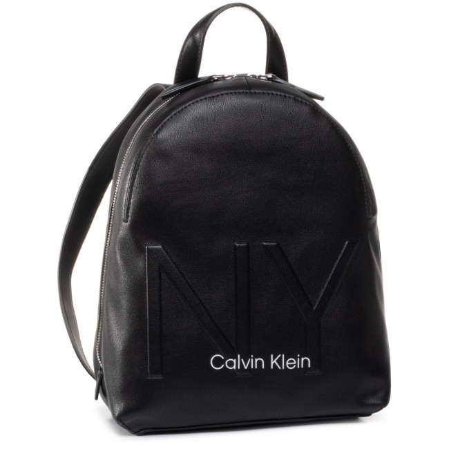 Calvin Klein dámský černý batoh NY SHAPED BACKPACK č.2