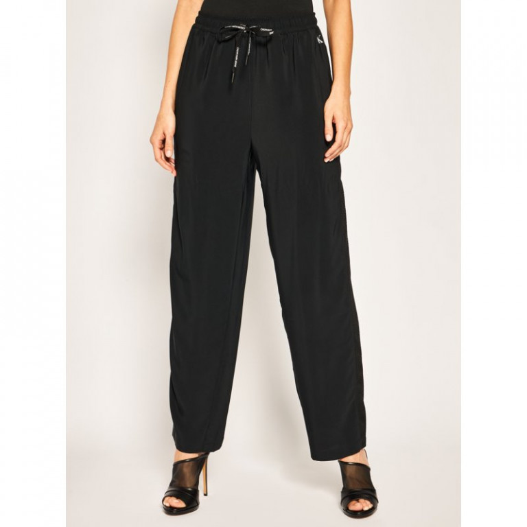 Calvin Klein dámské černé kalhoty BRANDED DRAW CORDS DRAPEY PANT č.1