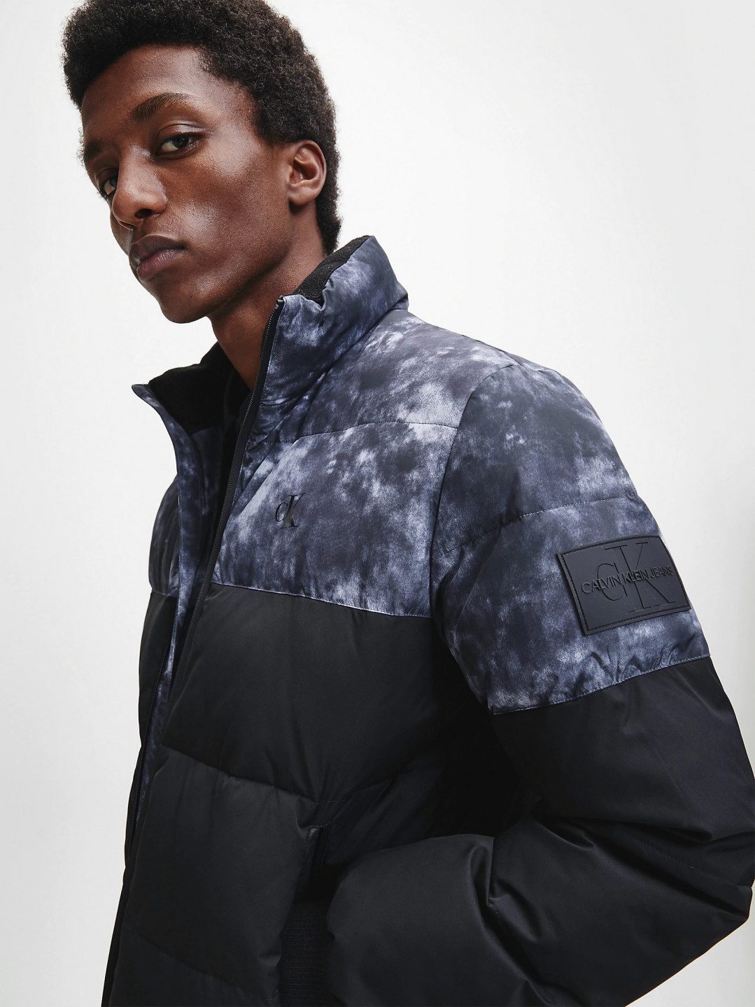 Calvin Klein panska erna bunda CLOUD PRINT BLOCKING PUFFER sixty.cz