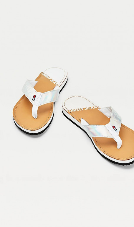 Tommy Jeans dámské bílé lesklé žabky IRIDESCENT BEACH SANDAL č.1
