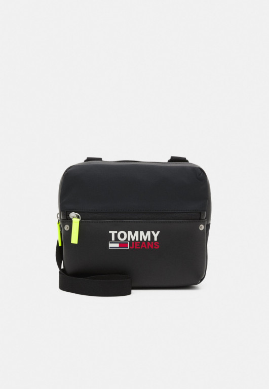Tommy Jeans pánská černá crossbody kabelka TJM CAMPUS TWIST CHEST BAG č.1