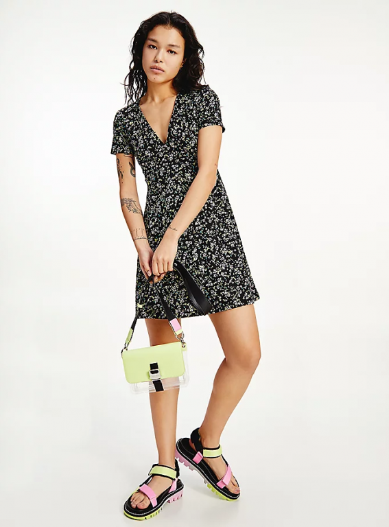 TOMMY JEANS dámské černé květinové šaty TJW FIT FLARE FLORAL PRINT DRESS č.1