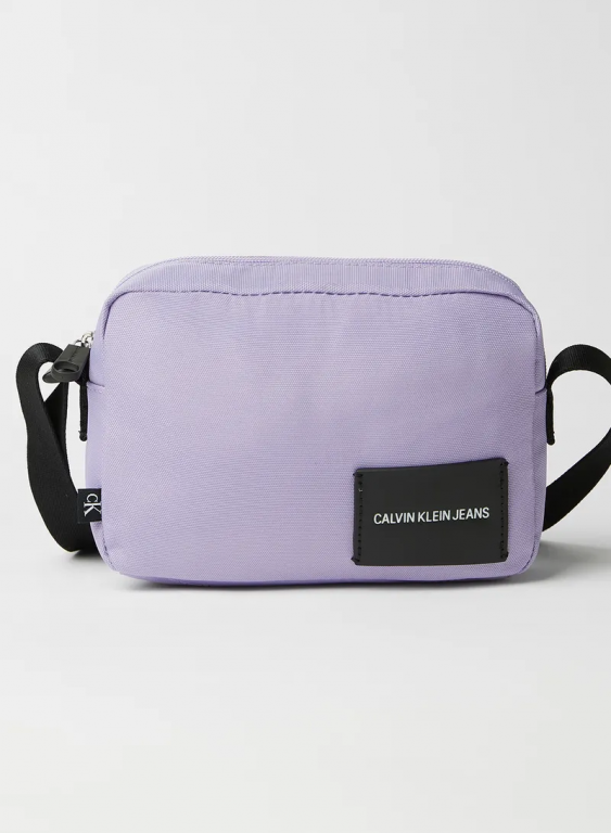 Calvin Klein fialová crossbody kabelka CAMERA BAG č.1
