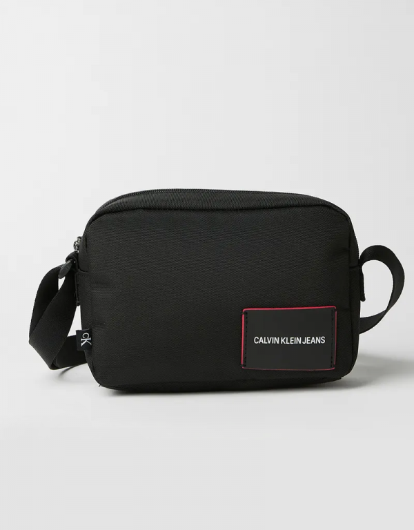 Calvin Klein černá crossbody kabelka CAMERA BAG č.1